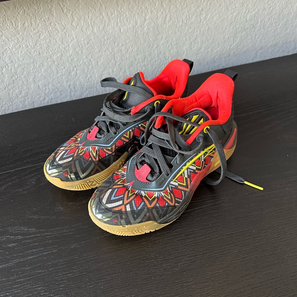 Kids Anta Kyrie Speedway Basketball Shoes size 4